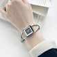 Minimalistisch horloge met vierkante wijzerplaat en quartz uurwerk