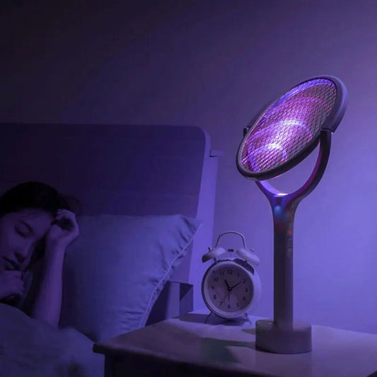 🦟🔫 50% KORTING! Stop met het slaan naar muggen alsof je een orkest dirigeert! Deze elektrische mepper met 90° draaibaar hoofd en ingebouwde lamp bereikt elke hoek, plafond en kier – 3500V, oplaadbaar, en hij staat als een trouwe wachter!