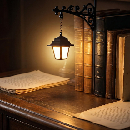 ❄️Zomerfresh 50% Korting!📚Decoratieve Boekensteun met Mini Straatlantaarn – Vintage Sfeerlamp voor Boekenplank, Bureau & Leeshoek