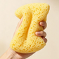 💥【50% KORTING】🔥 Ultrazachte zeepzak van spons | Rijk schuim, milde peeling | Antislip, de zeep blijft goed zitten | Geschikt voor de gevoelige huid en kinderen | Leuke kleuren | Kan worden opgehangen en droogt snel | Maakt douchen leuk 🧼