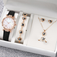 💥【50% OFF】🔥 Dames Horloge & Sieraden 5-delig Set | Vlinderwijzerplaat met Strass Quartz | Echte Leren Band Comfortabel | Bijpassende Hartvormige Ketting/Armband/Oorbellen/Ring | 4 Kleuren (Wit/Roze/Zwart/Zwart-Wit) | Perfect Cadeau 🎁