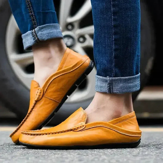 Handgemaakte leren loafers voor heren, in Milanese stijl.